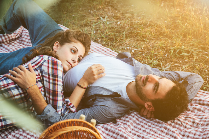 par på picknick vilar på gräs