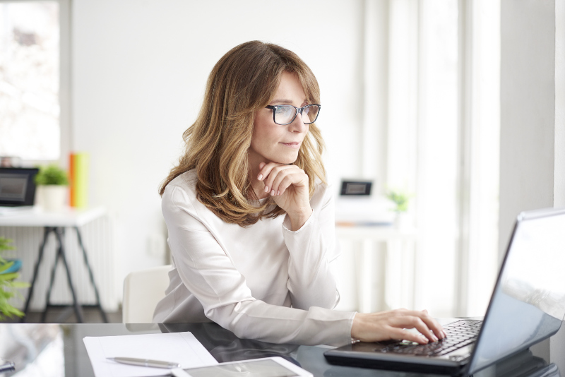 affärskvinna att skriva på laptop i office